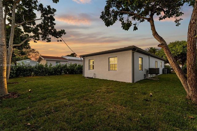 1880 NE 180th St, North Miami Beach, FL 33162