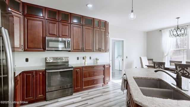 389 Fernwood Dr, Mt Washington, KY 40047