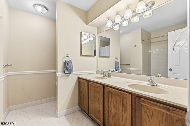 8 Brookline Ct, Montgomery Twp., NJ 08540