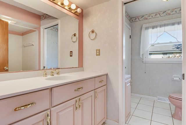 5421 Laura LANE, Greendale, WI 53129