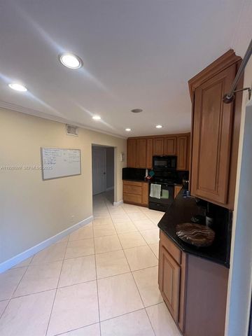 16233 Laurel Dr 17, Weston, FL 33326