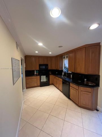 16233 Laurel Dr 17, Weston, FL 33326