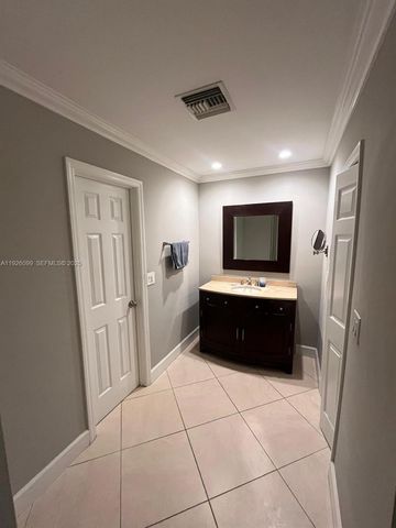 16233 Laurel Dr 17, Weston, FL 33326