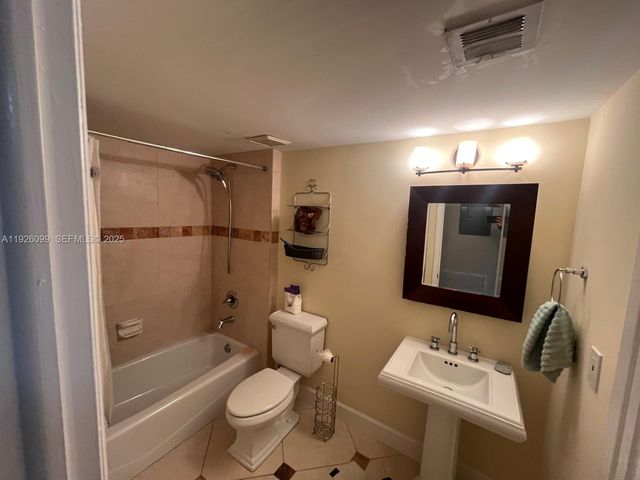 16233 Laurel Dr 17, Weston, FL 33326