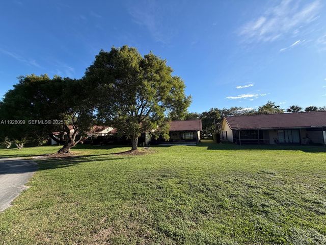 16233 Laurel Dr 17, Weston, FL 33326