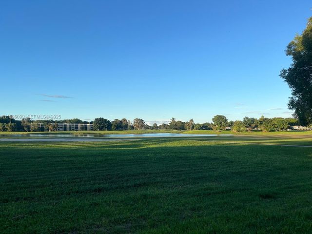 16233 Laurel Dr 17, Weston, FL 33326