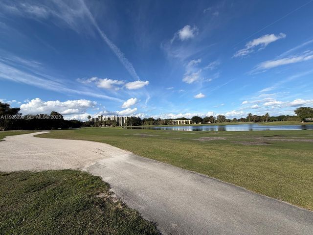 16233 Laurel Dr 17, Weston, FL 33326