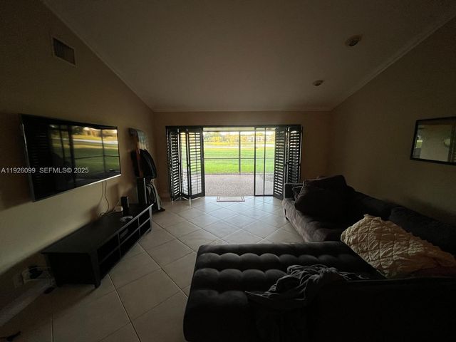 16233 Laurel Dr 17, Weston, FL 33326