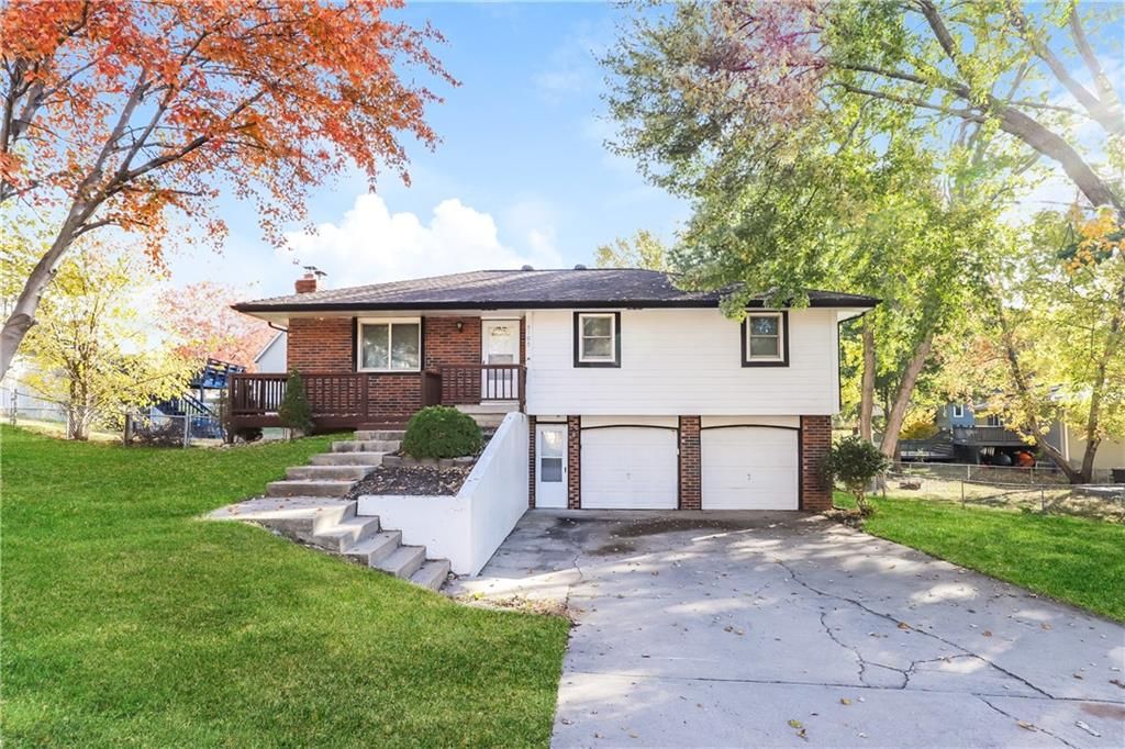 6705 NW Hidden Valley Road, Parkville, MO 64152