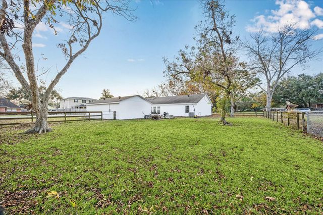 11910 11th Street, Santa Fe, TX 77510