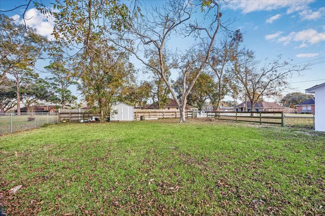 11910 11th Street, Santa Fe, TX 77510