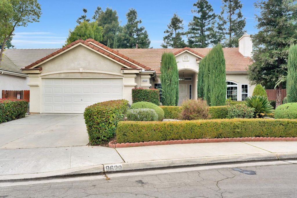 9629 N Paula Avenue, Fresno, CA 93720