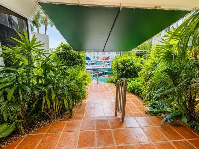 1700 NW N River Dr 805, Miami, FL 33125