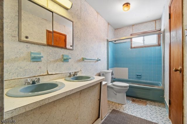 875 Rayhon Ter, Rahway City, NJ 07065