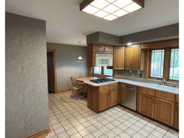 2701 W Petty Road, Muncie, IN 47304