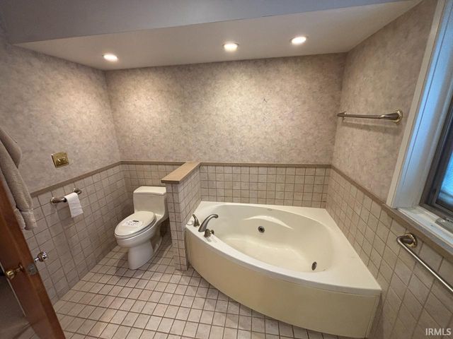 2701 W Petty Road, Muncie, IN 47304