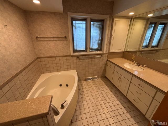 2701 W Petty Road, Muncie, IN 47304