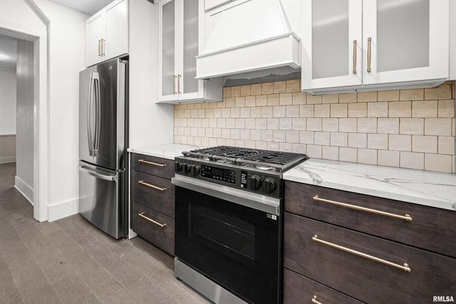 204 GREENWOOD Avenue, Bettendorf, IA 52722