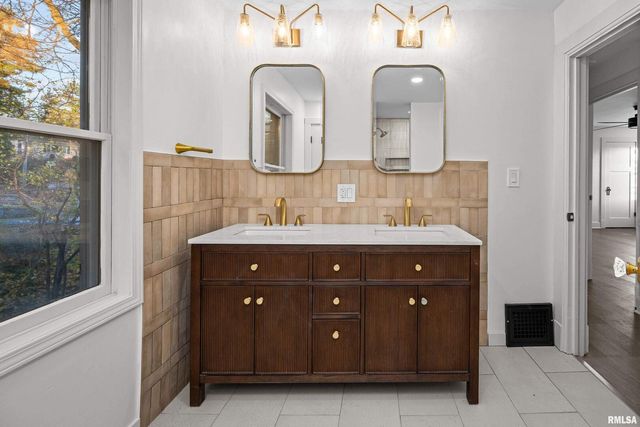 204 GREENWOOD Avenue, Bettendorf, IA 52722