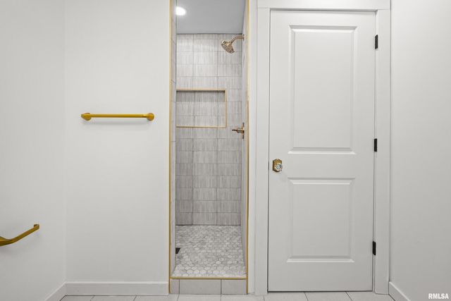 204 GREENWOOD Avenue, Bettendorf, IA 52722