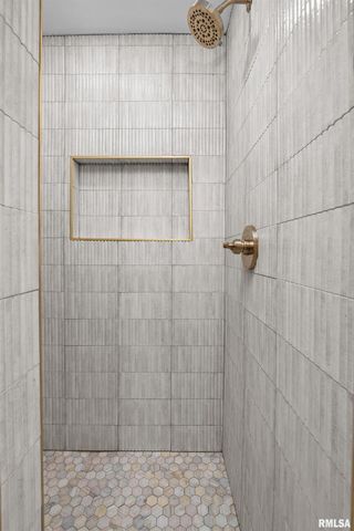 204 GREENWOOD Avenue, Bettendorf, IA 52722