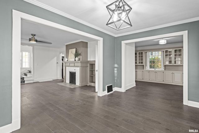 204 GREENWOOD Avenue, Bettendorf, IA 52722