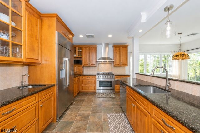 43 Brush Hill Rd, Kinnelon Boro, NJ 07405