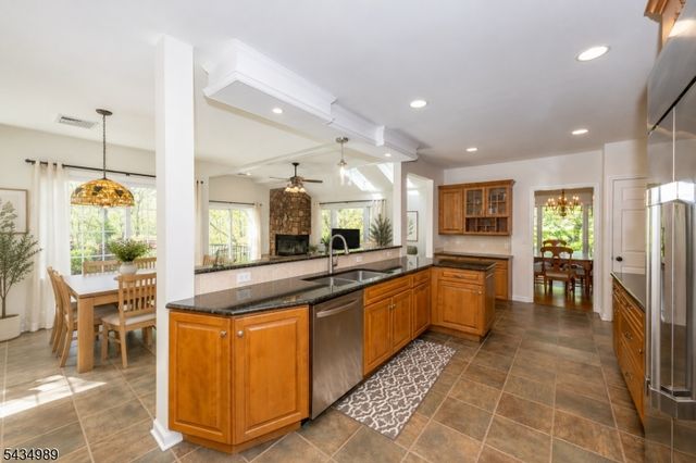 43 Brush Hill Rd, Kinnelon Boro, NJ 07405