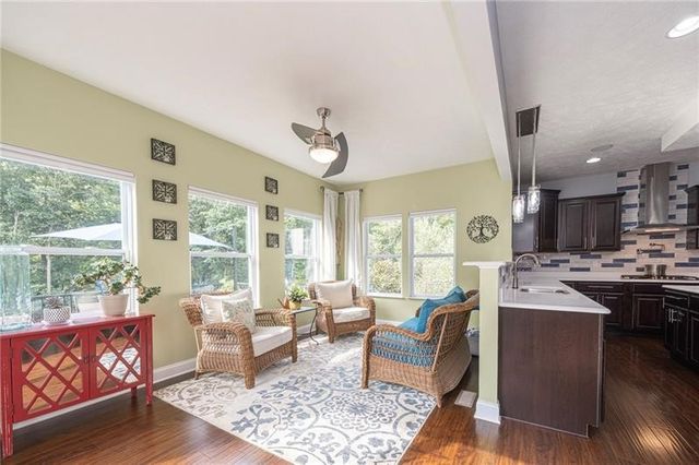 438 White Pine Ln, Economy, PA 15005