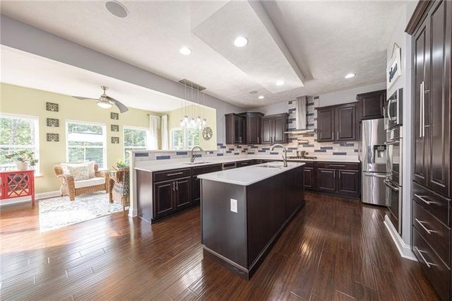 438 White Pine Ln, Economy, PA 15005