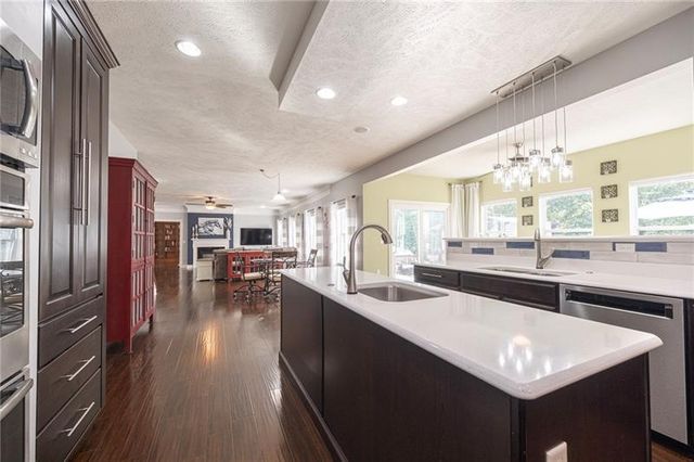 438 White Pine Ln, Economy, PA 15005