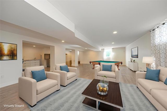 438 White Pine Ln, Economy, PA 15005