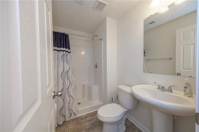 438 White Pine Ln, Economy, PA 15005