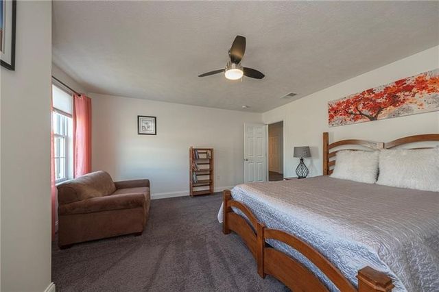 438 White Pine Ln, Economy, PA 15005