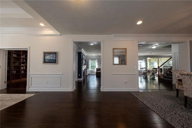 438 White Pine Ln, Economy, PA 15005