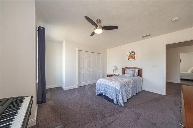 438 White Pine Ln, Economy, PA 15005