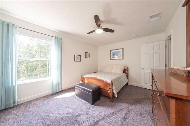 438 White Pine Ln, Economy, PA 15005