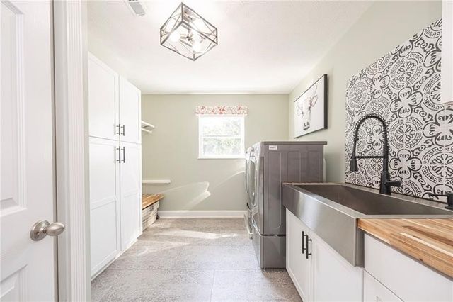 438 White Pine Ln, Economy, PA 15005