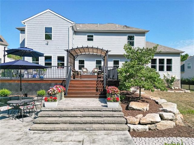 438 White Pine Ln, Economy, PA 15005