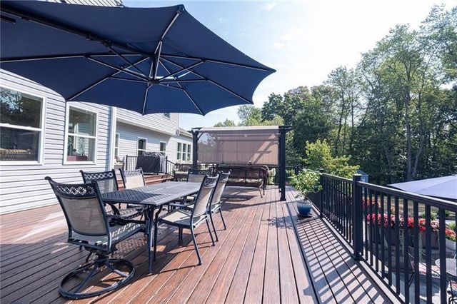 438 White Pine Ln, Economy, PA 15005