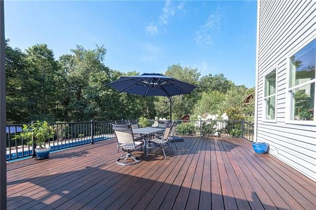 438 White Pine Ln, Economy, PA 15005