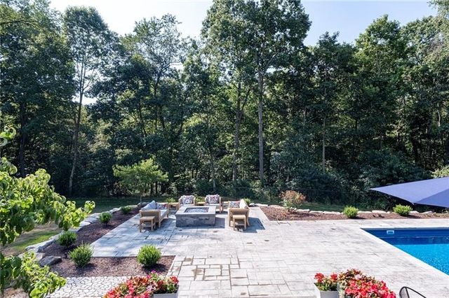 438 White Pine Ln, Economy, PA 15005