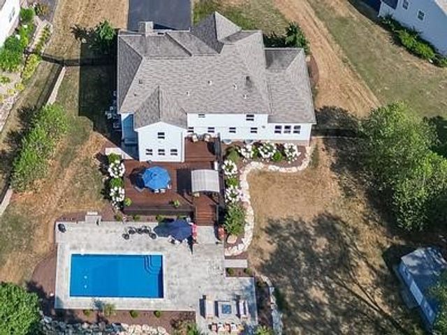 438 White Pine Ln, Economy, PA 15005