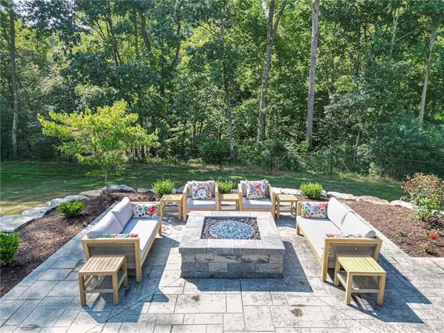 438 White Pine Ln, Economy, PA 15005