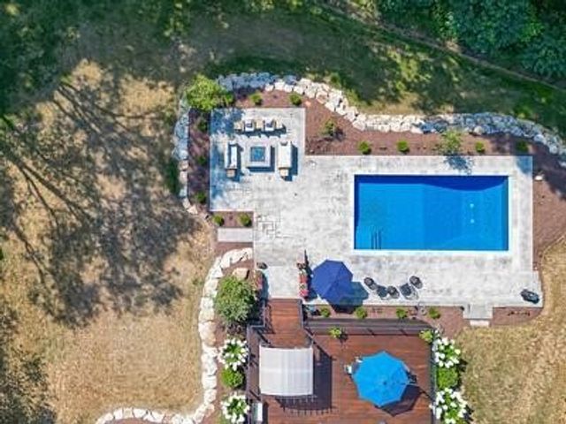 438 White Pine Ln, Economy, PA 15005