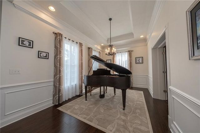 438 White Pine Ln, Economy, PA 15005