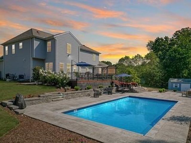 438 White Pine Ln, Economy, PA 15005