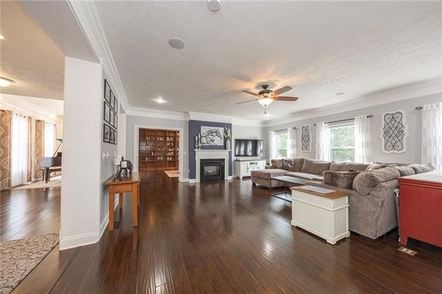 438 White Pine Ln, Economy, PA 15005