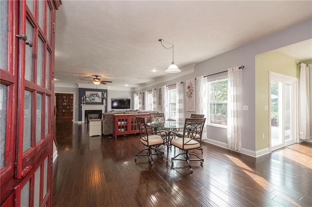 438 White Pine Ln, Economy, PA 15005