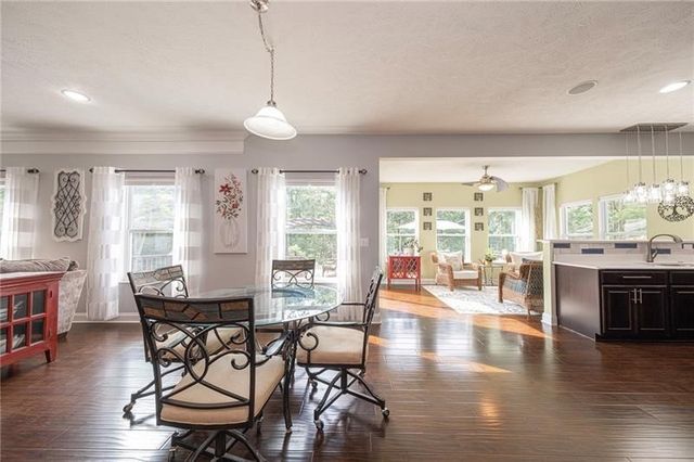 438 White Pine Ln, Economy, PA 15005